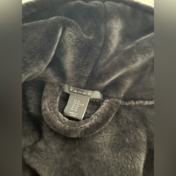 TAHARI women’s robe. - Picture 6 of 7